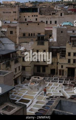 Ein vertikales Bild der größten und ältesten Gerberei, der Chouara, in der Stadt Fez, Marokko. Stockfoto