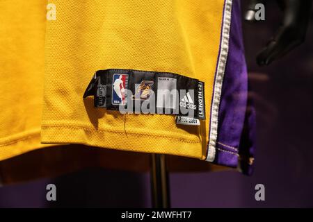 New York, New York, USA. 1. Februar 2023. Pressevorschau für das wertvollste Kobe Bryant Trikot bei Sotheby's ''˜Zenith' Sonderangeboten mit Erinnerungsstücken zur Lakers NBA-Saison 2007-2008. Außerdem werden weitere von Kobe Bryant getragene Artikel in separaten Losen angeboten. (Kreditbild: © Lev Radin/Pacific Press via ZUMA Press Wire) NUR ZUR REDAKTIONELLEN VERWENDUNG! Nicht für den kommerziellen GEBRAUCH! Stockfoto