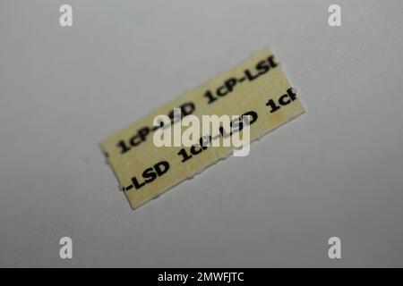 Weiße selbstgefertigte lsd-Papiere farbenfrohe Drogen-Makrohintergründe und Tapeten in superfeinen, hochwertigen psychedelischen Hippie-Indigo-Trance-Drucken Stockfoto