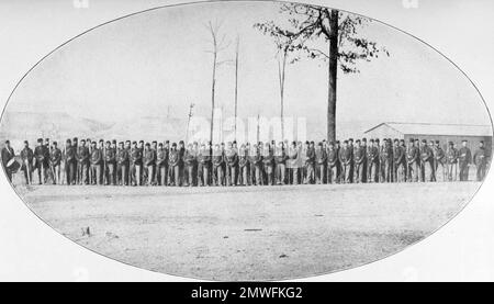 Die Belagerung von Korinth (auch bekannt als erste Schlacht von Korinth) war ein amerikanisches Bürgerkriegsverbrechen, das vom 29. April bis zum 30. Mai 1862 in Korinth, Mississippi, dauerte. Dieses Bild zeigt Ohio-Truppen auf dem Schlachtfeld von Korinth. Stockfoto