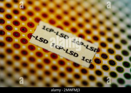 Weiße selbstgefertigte lsd-Papiere farbenfrohe Drogen-Makrohintergründe und Tapeten in superfeinen, hochwertigen psychedelischen Hippie-Indigo-Trance-Drucken Stockfoto