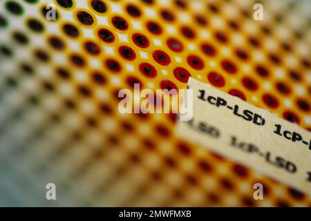 Weiße selbstgefertigte lsd-Papiere farbenfrohe Drogen-Makrohintergründe und Tapeten in superfeinen, hochwertigen psychedelischen Hippie-Indigo-Trance-Drucken Stockfoto