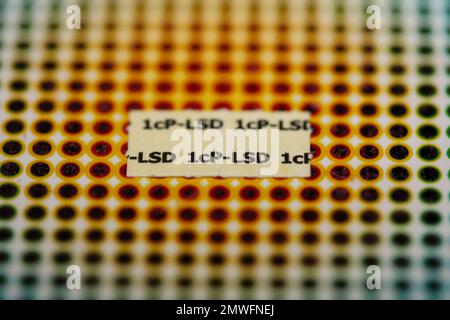Weiße selbstgefertigte lsd-Papiere farbenfrohe Drogen-Makrohintergründe und Tapeten in superfeinen, hochwertigen psychedelischen Hippie-Indigo-Trance-Drucken Stockfoto