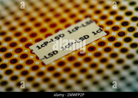 Weiße selbstgefertigte lsd-Papiere farbenfrohe Drogen-Makrohintergründe und Tapeten in superfeinen, hochwertigen psychedelischen Hippie-Indigo-Trance-Drucken Stockfoto