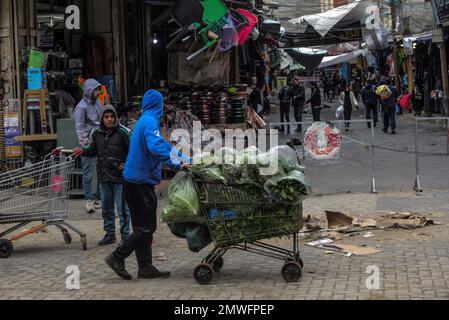 1. Februar 2023, Gaza-Stadt, Gaza-Streifen, Palästina: Palästinensischer Arbeiter schiebt einen Transportwagen mitten auf der Straße im Flüchtlingslager Jabalia während des schlechten Wetters in Gaza-Stadt, 1. Februar 2023. (Kreditbild: © Mahmoud Issa/Quds Net News via ZUMA Press Wire) NUR REDAKTIONELLE VERWENDUNG! Nicht für den kommerziellen GEBRAUCH! Stockfoto