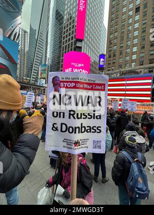 Friedensaktivisten und Antimilitaristen, die Verhandlungen in der Ukraine suchen, anstatt dass die NATO die Kundgebung des Krieges am Times Square durch das militärische Rekrutierungszentrum in New York während des Martin Luther King Day Wochenendes eszelliert. Stockfoto