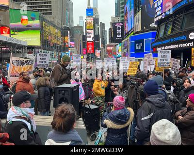 Friedensaktivisten und Antimilitaristen, die Verhandlungen in der Ukraine suchen, anstatt dass die NATO die Kundgebung des Krieges am Times Square durch das militärische Rekrutierungszentrum in New York während des Martin Luther King Day Wochenendes eszelliert. Stockfoto