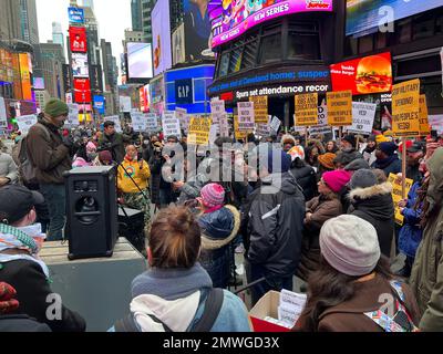 Friedensaktivisten und Antimilitaristen, die Verhandlungen in der Ukraine suchen, anstatt dass die NATO die Kundgebung des Krieges am Times Square durch das militärische Rekrutierungszentrum in New York City während des Martin Luther King Day Wochenendes eskaliert. Stockfoto