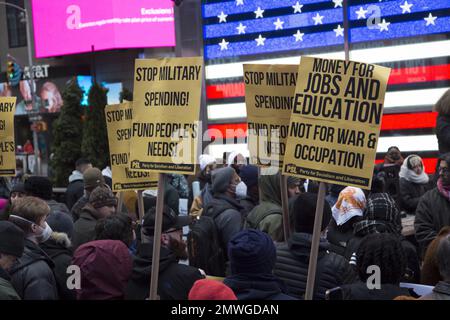 Friedensaktivisten und Antimilitaristen, die Verhandlungen in der Ukraine anstreben, anstatt dass die NATO die Kundgebung am Times Square in New York während des Martin-Luther-King-Day-Wochenendes eszelliert. Stockfoto