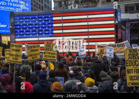 Friedensaktivisten und Antimilitaristen, die Verhandlungen in der Ukraine anstreben, anstatt dass die NATO die Kundgebung am Times Square in New York während des Martin-Luther-King-Day-Wochenendes eszelliert. Stockfoto