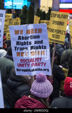 Friedensaktivisten und Antimilitaristen, die Verhandlungen in der Ukraine anstreben, anstatt dass die NATO die Kundgebung am Times Square in New York während des Martin-Luther-King-Day-Wochenendes eszelliert. Stockfoto