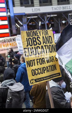 Friedensaktivisten und Antimilitaristen, die Verhandlungen in der Ukraine anstreben, anstatt dass die NATO die Kundgebung am Times Square in New York während des Martin-Luther-King-Day-Wochenendes eszelliert. Stockfoto