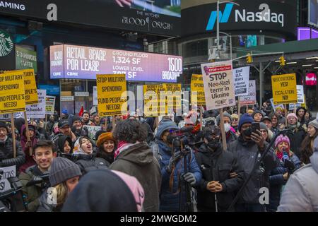 Friedensaktivisten und Antimilitaristen, die Verhandlungen in der Ukraine anstreben, anstatt dass die NATO die Kundgebung am Times Square in New York während des Martin-Luther-King-Day-Wochenendes eszelliert. Stockfoto