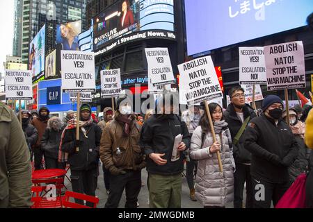 Friedensaktivisten und Antimilitaristen, die Verhandlungen in der Ukraine anstreben, anstatt dass die NATO die Kundgebung am Times Square in New York während des Martin-Luther-King-Day-Wochenendes eszelliert. Stockfoto