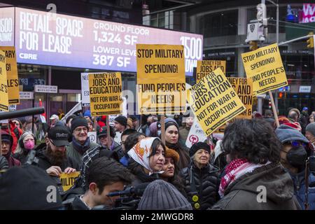 Friedensaktivisten und Antimilitaristen, die Verhandlungen in der Ukraine anstreben, anstatt dass die NATO die Kundgebung am Times Square in New York während des Martin-Luther-King-Day-Wochenendes eszelliert. Stockfoto