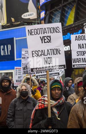 Friedensaktivisten und Antimilitaristen, die Verhandlungen in der Ukraine anstreben, anstatt dass die NATO die Kundgebung am Times Square in New York während des Martin-Luther-King-Day-Wochenendes eszelliert. Stockfoto