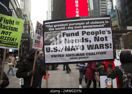 Friedensaktivisten und Antimilitaristen, die Verhandlungen in der Ukraine anstreben, anstatt dass die NATO die Kundgebung am Times Square in New York während des Martin-Luther-King-Day-Wochenendes eszelliert. Stockfoto