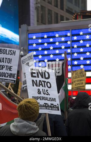 Friedensaktivisten und Antimilitaristen, die Verhandlungen in der Ukraine anstreben, anstatt dass die NATO die Kundgebung am Times Square in New York während des Martin-Luther-King-Day-Wochenendes eszelliert. Stockfoto