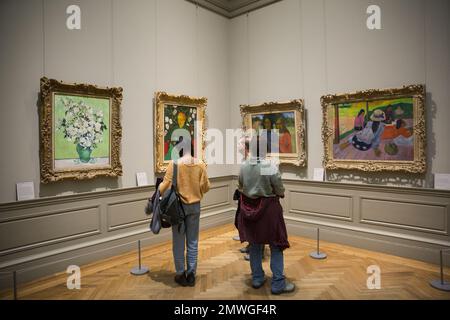Besucher der europäischen Kunstgalerien bei DEN MET View Gemälden von Vincent van Gogh auf der linken Seite und Paul Gauguin auf der rechten Seite. Metropolitan Museum of Art, New York City. Stockfoto
