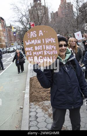 Die Menschen treffen sich am Washington Square zum 50. Jahrestag seit der Verabschiedung von Roe gegen Wade, die jetzt von den USA gestürzt wurde Supreme Court fordert, dass das Recht auf Abtreibung von Frauen als Recht auf Frauenheilkunde in den Vereinigten Staaten fortgeführt wird. Stockfoto