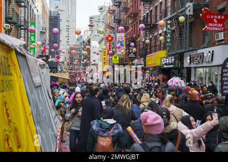 Tausende Chinesen und andere Menschen versammeln sich in Chinatown in Manhattan, um das Jahr des Hasen zu feiern und am ersten Tag des Mondneujahrs 2023 zu feiern. Stockfoto