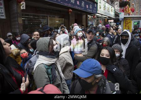 Tausende Chinesen und andere Menschen versammeln sich in Chinatown in Manhattan, um das Jahr des Hasen zu feiern und am ersten Tag des Mondneujahrs 2023 zu feiern. Stockfoto