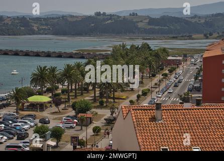 Eine wunderschöne Aussicht auf San Vicente de la Barquera vom Schloss Stockfoto