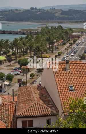 Eine wunderschöne Aussicht auf San Vicente de la Barquera vom Schloss Stockfoto