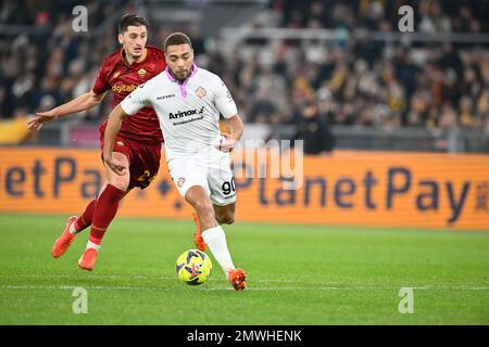 Stadio Olimpico, Rom, Italien. 1. Februar 2023. Coppa Italia Football, Roma gegen Cremonese; Marash Kumbulla von AS Roma und Cyriel Dessers von US Cremonese Credit: Action Plus Sports/Alamy Live News Stockfoto