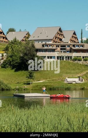 Von Gebäuden umgebene Stadt Laax aus der Vogelperspektive Stockfoto