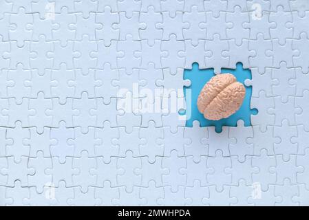 Autismus, Gedächtnisverlust, Demenz und alzheimer-Bewusstsein, Welttag der psychischen Gesundheit. Gehirnmodell in einem fehlenden Puzzleteil. Stockfoto