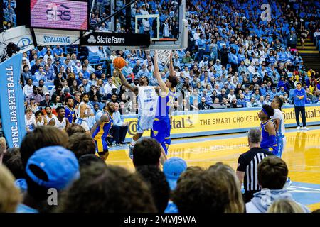 Chapel Hill, NC, USA. 1. Februar 2023. Während der zweiten Hälfte des ACC Basketball-Matchups im Dean Smith Center in Chapel Hill, NC. (Scott Kinser/CSM). Kredit: csm/Alamy Live News Stockfoto