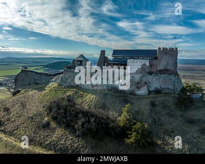 Luftaufnahme des teilweise restaurierten Boldogko, mittelalterliche gotische Burg im ungarischen Bezirk Borsod mit rundem Torturm und Donjon-Wolkenhintergrund Stockfoto