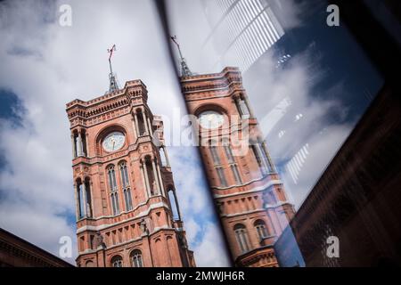 Berlin, Deutschland. 14. Juni 2017. Der Turm des Rotes Rathaus spiegelt sich in einer Scheibe wider. Berlin wählt am 12. Februar ein neues staatliches parlament, weil die letzte Abstimmung ungültig war. Das Ergebnis wird entscheiden, ob Franziska Giffey Bürgermeisterin bleibt. Die CDU will das verhindern - und ist nicht allein. (Zu dpa 'Berlin votes Again') Guthaben: Picture Alliance/Sophia Kembowski/dpa/Alamy Live News Stockfoto