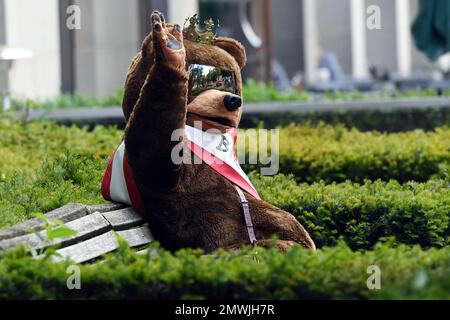 Berlin, Deutschland. 25. Mai 2017. Ein Mann, der wie ein Berliner Bär verkleidet ist, sitzt in einem Park. Berlin wählt am 12. Februar ein neues staatliches parlament, weil die letzte Abstimmung ungültig war. Das Ergebnis wird entscheiden, ob Franziska Giffey Bürgermeisterin bleibt. Die CDU will das verhindern - und ist nicht allein. (Zu dpa 'Berlin votes Again') Guthaben: Picture Alliance/Ralf Hirschberger/dpa/Alamy Live News Stockfoto