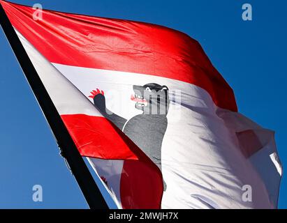 Berlin, Deutschland. 10. Mai 2021. Die Flagge des Staates Berlin fliegt gegen einen blauen Himmel. Berlin wählt am 12. Februar ein neues staatliches parlament, weil die letzte Abstimmung ungültig war. Das Ergebnis wird entscheiden, ob Franziska Giffey Bürgermeisterin bleibt. Die CDU will das verhindern - und ist nicht allein. (Zu dpa 'Berlin votes Again') Kredit: Jens Kalaene/dpa-Zentralbild/ZB/dpa/Alamy Live News Stockfoto