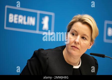 Berlin, Deutschland. 18. Januar 2022. Franziska Giffey (SPD), Bürgermeisterin Berlins, nimmt nach der Sitzung des Berliner Senats im Roten Rathaus an der Pressekonferenz Teil. Berlin wählt am 12. Februar ein neues staatliches parlament, weil die letzte Abstimmung ungültig war. Das Ergebnis wird darüber entscheiden, ob Franziska Giffey weiterhin regierende Bürgermeisterin ist. Die CDU will das verhindern - und ist nicht allein. (Zu dpa 'Berlin votes Again') Kredit: Fabian Sommer/dpa/Alamy Live News Stockfoto