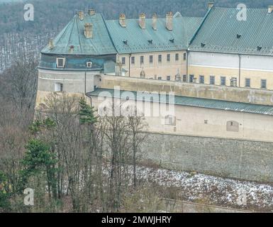 Blick aus der Vogelperspektive auf die Burg Cerveny Kamen (Vorosko, roter Stein), eine ehemalige Hochburg einer edlen Familie mit vier runden Bastionen für Kanonenschießplattformen Stockfoto