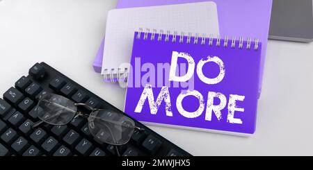 Handgeschriebener Text Mehr erreichen. Unternehmen zeigen, dass sie mit weniger Geld oder Ressourcen produktiv oder kreativ sind Stockfoto
