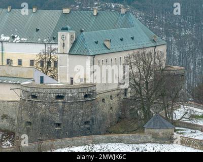 Blick aus der Vogelperspektive auf die Burg Cerveny Kamen (Vorosko, roter Stein), eine ehemalige Hochburg einer edlen Familie mit vier runden Bastionen für Kanonenschießplattformen Stockfoto