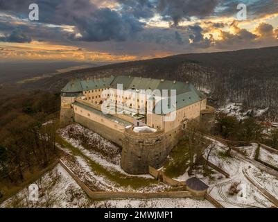 Blick aus der Vogelperspektive auf die Burg Cerveny Kamen (Vorosko, roter Stein), eine ehemalige Hochburg einer edlen Familie mit vier runden Bastionen für Kanonenschießplattformen Stockfoto