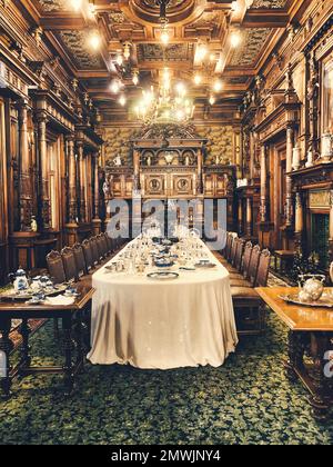 Ein vertikales Bild eines Esszimmers im Schloss Peles in Sinaia, Rumänien Stockfoto