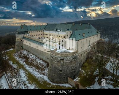 Blick aus der Vogelperspektive auf die Burg Cerveny Kamen (Vorosko, roter Stein), eine ehemalige Hochburg einer edlen Familie mit vier runden Bastionen für Kanonenschießplattformen Stockfoto