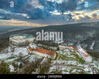 Blick aus der Vogelperspektive auf die Burg Cerveny Kamen (Vorosko, roter Stein), eine ehemalige Hochburg einer edlen Familie mit vier runden Bastionen für Kanonenschießplattformen Stockfoto