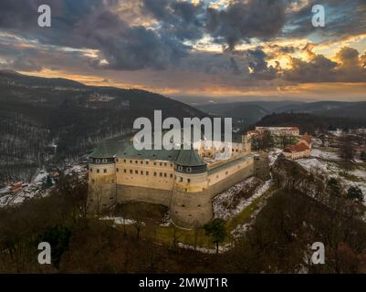 Blick aus der Vogelperspektive auf die Burg Cerveny Kamen (Vorosko, roter Stein), eine ehemalige Hochburg einer edlen Familie mit vier runden Bastionen für Kanonenschießplattformen Stockfoto