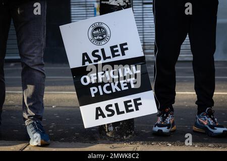 London, Großbritannien. 01. Februar 2023. Ein ASLEF-Plakat ist auf einer Streikpostenlinie vor Euston Station in London zu sehen. Die ASLEF-Union veranstaltet heute und im Februar 3. einen 24-Stunden-Streik, da die Triebfahrzeugführer an Arbeitskampagnen über die Bezahlung teilnehmen. Die Bahnhöfe in London sind mit schweren Störungen konfrontiert, da die Triebfahrzeugführer der ASLEF-Union eine weitere Streikrunde beginnen. Kredit: SOPA Images Limited/Alamy Live News Stockfoto