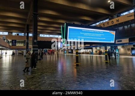 London, Großbritannien. 01. Februar 2023. Allgemeiner Blick auf eine leere Euston Station in London. Die ASLEF-Union veranstaltet heute und im Februar 3. einen 24-Stunden-Streik, da die Triebfahrzeugführer an Arbeitskampagnen über die Bezahlung teilnehmen. Die Bahnhöfe in London sind mit schweren Störungen konfrontiert, da die Triebfahrzeugführer der ASLEF-Union eine weitere Streikrunde beginnen. Kredit: SOPA Images Limited/Alamy Live News Stockfoto