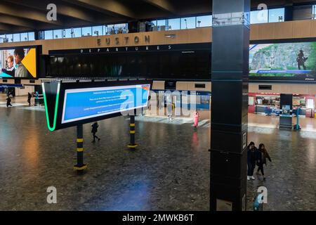 London, Großbritannien. 01. Februar 2023. Allgemeiner Blick auf eine leere Euston Station in London. Die ASLEF-Union veranstaltet heute und im Februar 3. einen 24-Stunden-Streik, da die Triebfahrzeugführer an Arbeitskampagnen über die Bezahlung teilnehmen. Die Bahnhöfe in London sind mit schweren Störungen konfrontiert, da die Triebfahrzeugführer der ASLEF-Union eine weitere Streikrunde beginnen. (Foto: Tejas Sandhu/SOPA Images/Sipa USA) Guthaben: SIPA USA/Alamy Live News Stockfoto