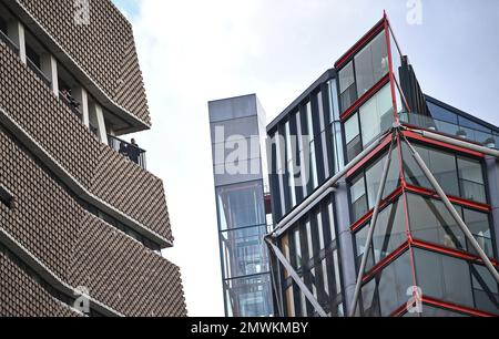 London, Großbritannien. 1. März 2023. Dateifoto vom 12. Oktober 02/2019 der Besitzer, die in den Wohnungen (rechts) wohnen, die von der Tate Modern (links) überblickt werden, die herausfinden sollen, ob sie ihr Datenschutzangebot des Obersten Gerichtshofs gewonnen haben. Die Eigentümer von vier Wohnungen in der Neo Bankside-Entwicklung der South Bank der Hauptstadt haben rechtliche Schritte gegen den Kuratorium der Galerie eingeleitet, um zu verhindern, dass „Hunderttausende von Besuchern“ von der Aussichtsplattform der Tate aus in ihre Häuser schauen. (Kreditbild: © Victoria Jones/PA Wire via ZUMA Press) NUR REDAKTIONELLE VERWENDUNG! Nicht für den kommerziellen GEBRAUCH! Stockfoto