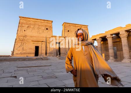 Ägyptischer Wächter bei Sonnenuntergang am Isis-Tempel auf der Insel Philae, Assuan, Ägypten Stockfoto